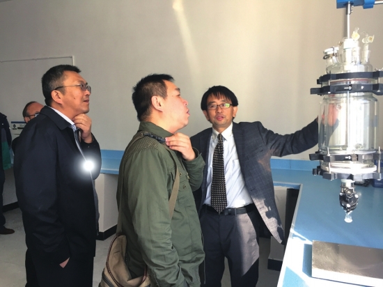  云南鐵坦新材料科技股份有限公司董事長(zhǎng)王安之（右一），陪同各方專家參觀其實(shí)驗(yàn)室并介紹精良設(shè)備。經(jīng)報(bào)記者 何光明攝 